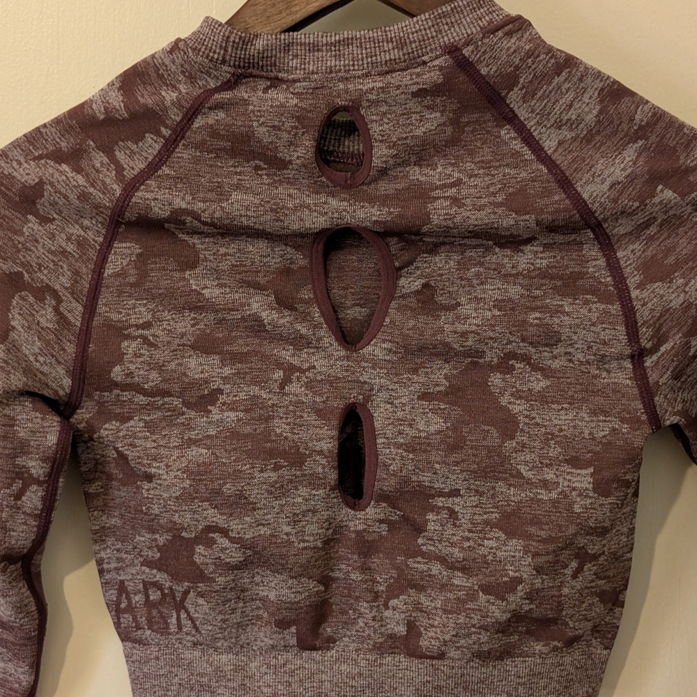 Gymshark S Camo Adapt Seamless Long Sleeve Crop Top Berry - Picture 7 of 8